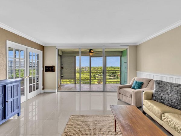 605 OAKS Drive, Unit 810, Pompano Beach, FL 33069