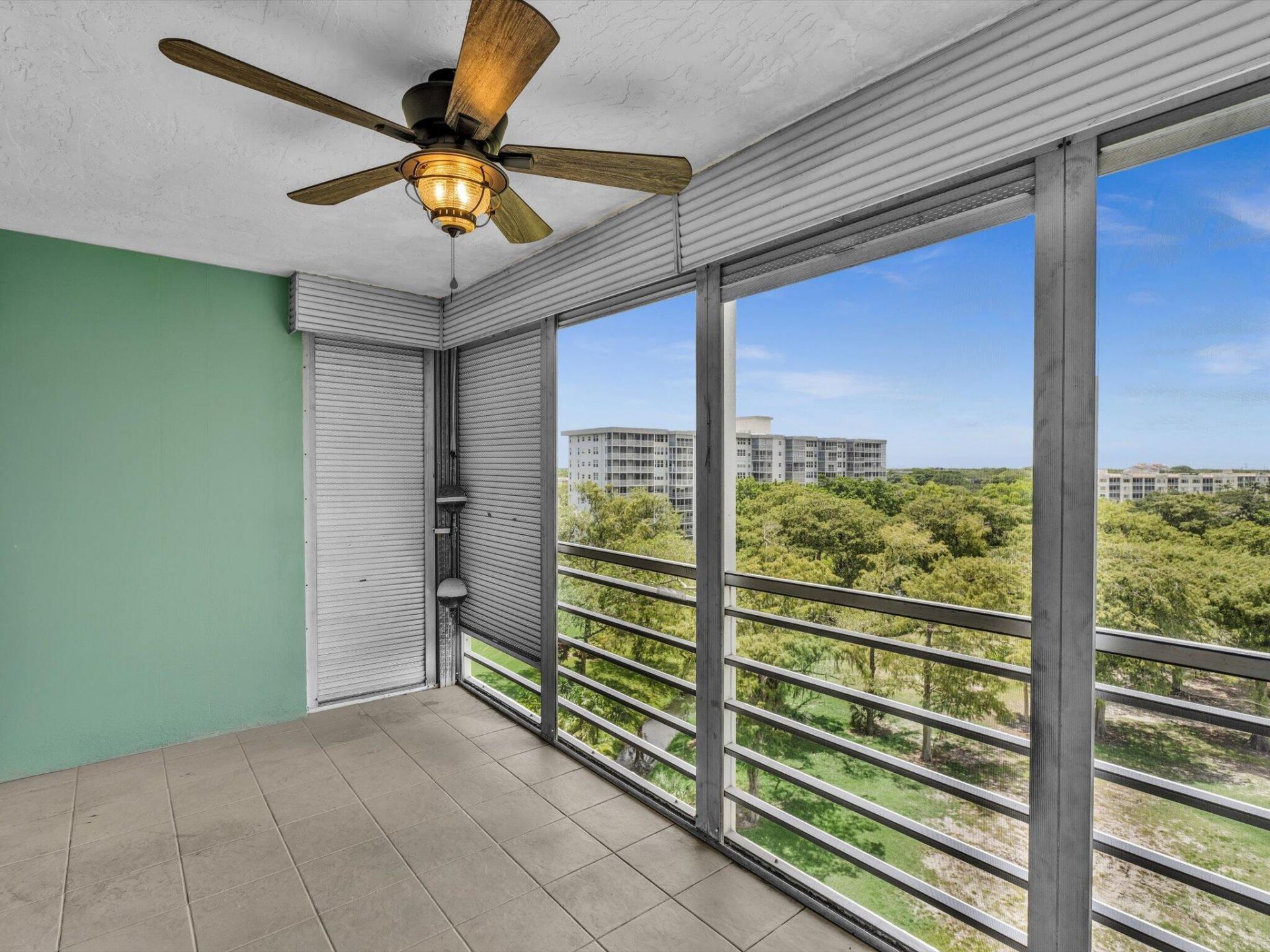 605 Oaks Drive, Unit 810, Pompano Beach, FL 33069 Photo
