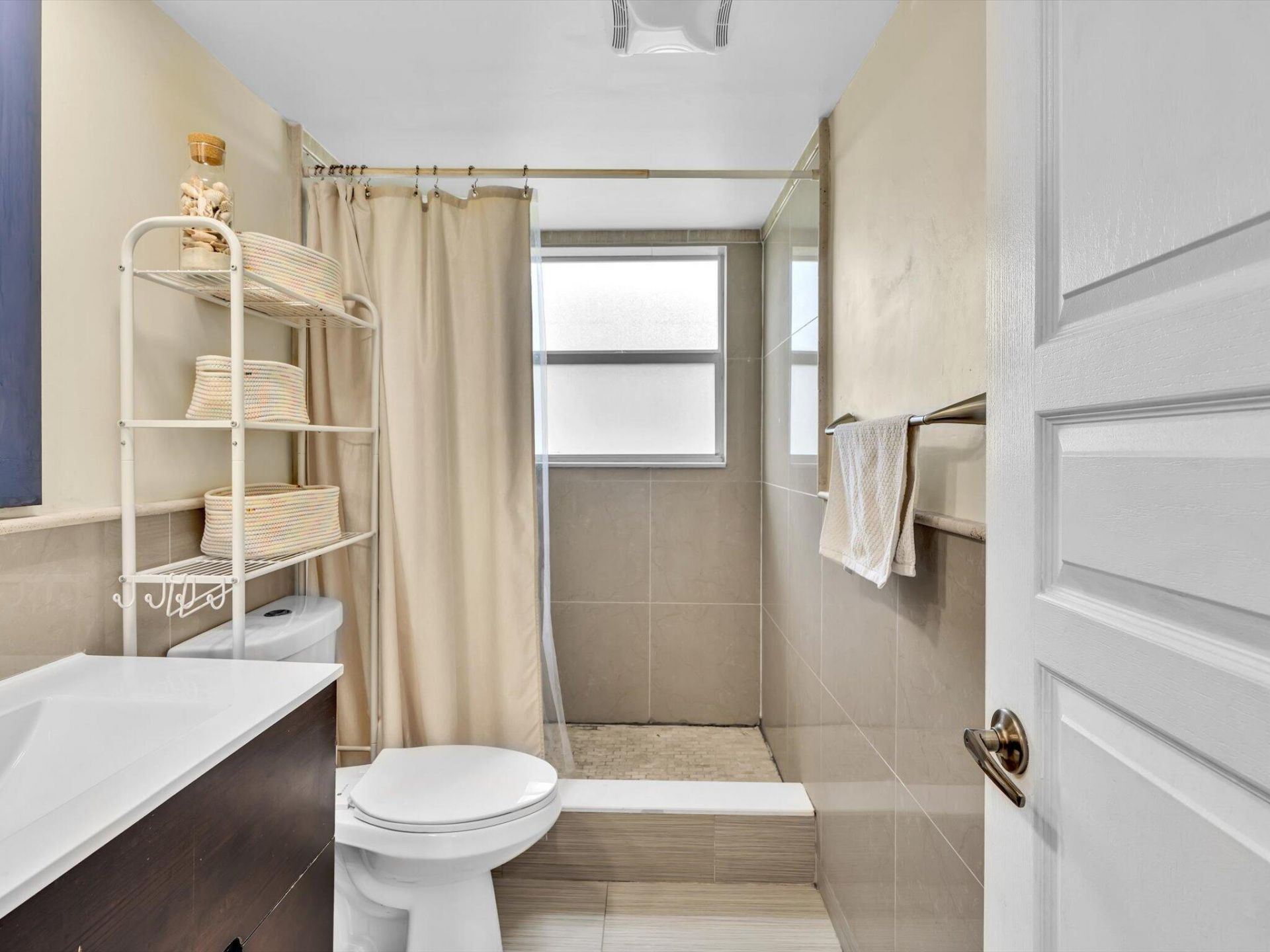 605 Oaks Drive, Unit 810, Pompano Beach, FL 33069 Photo