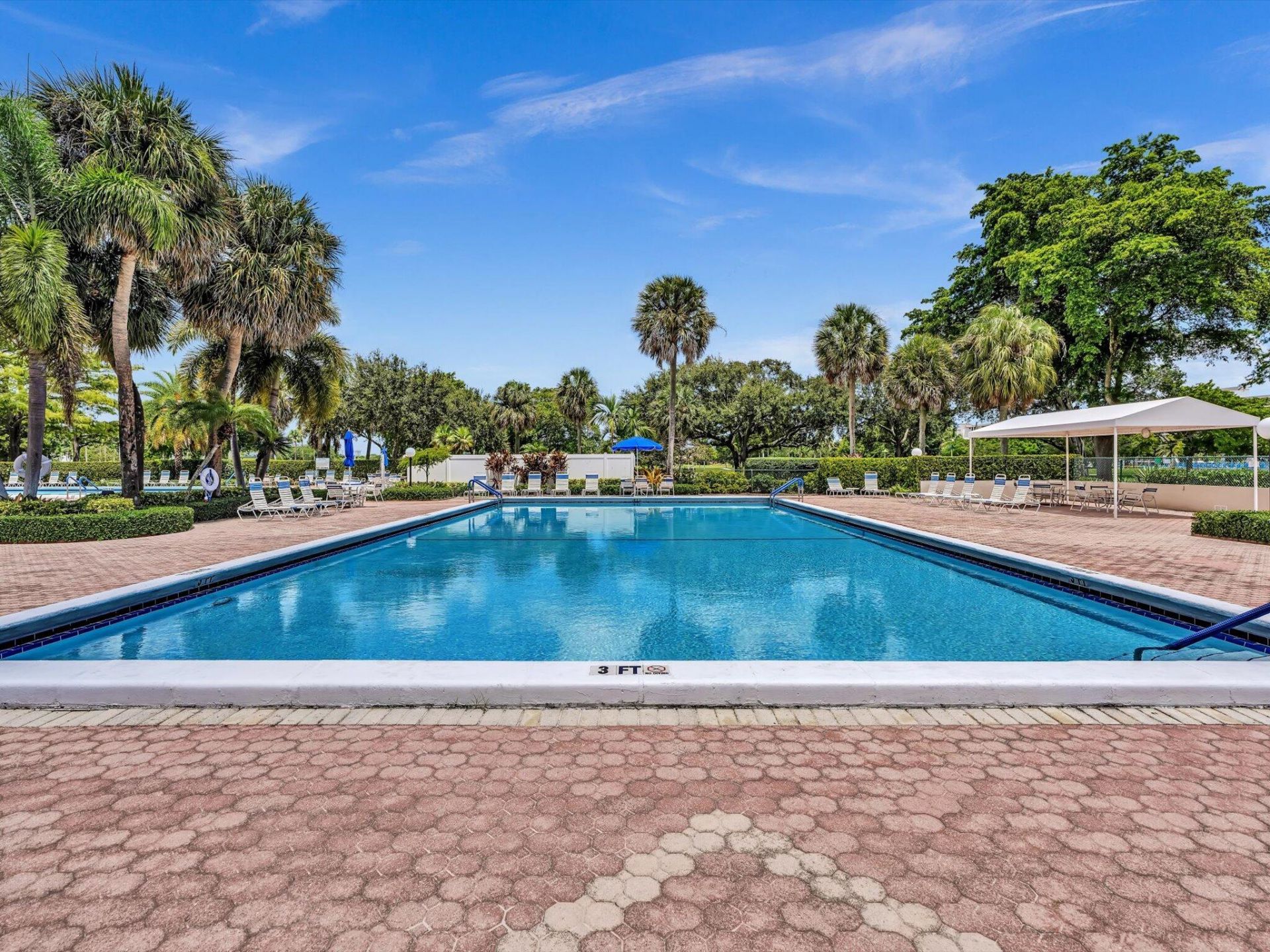605 Oaks Drive, Unit 810, Pompano Beach, FL 33069 Photo