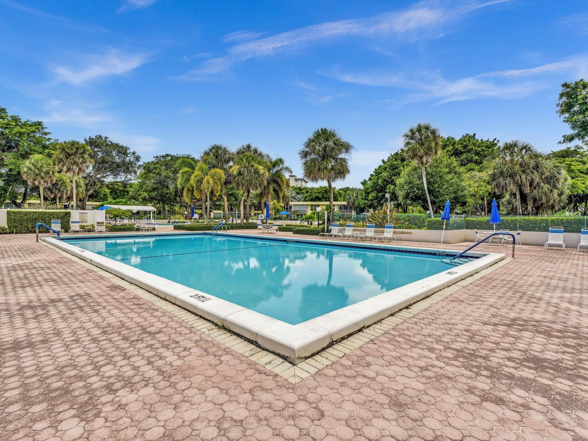 605 Oaks Drive, Unit 810, Pompano Beach, FL 33069 Photo
