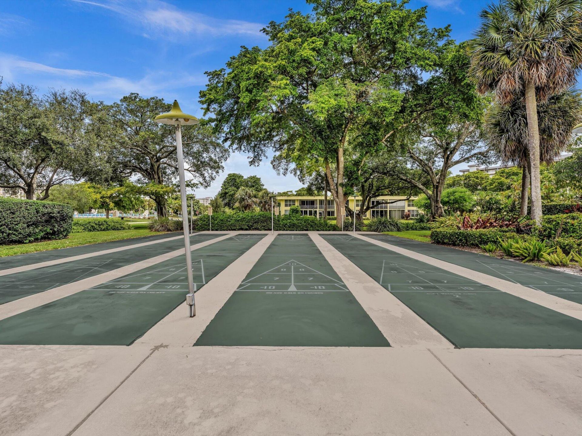 605 Oaks Drive, Unit 810, Pompano Beach, FL 33069 Photo