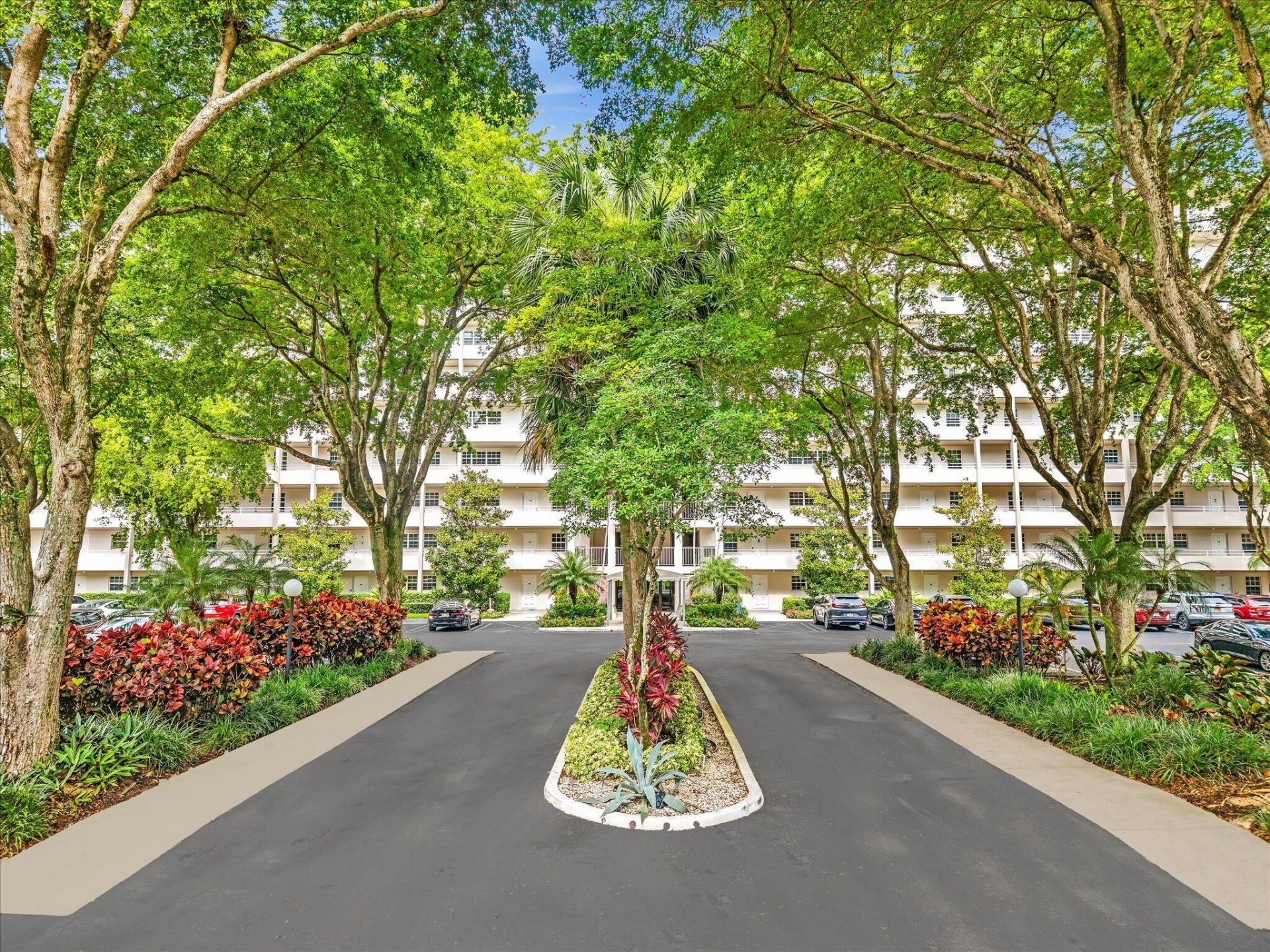 605 Oaks Drive, Unit 810, Pompano Beach, FL 33069 Photo