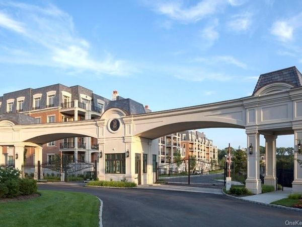 6000 Royal Court , Unit 6204, North Hills, NY 11040