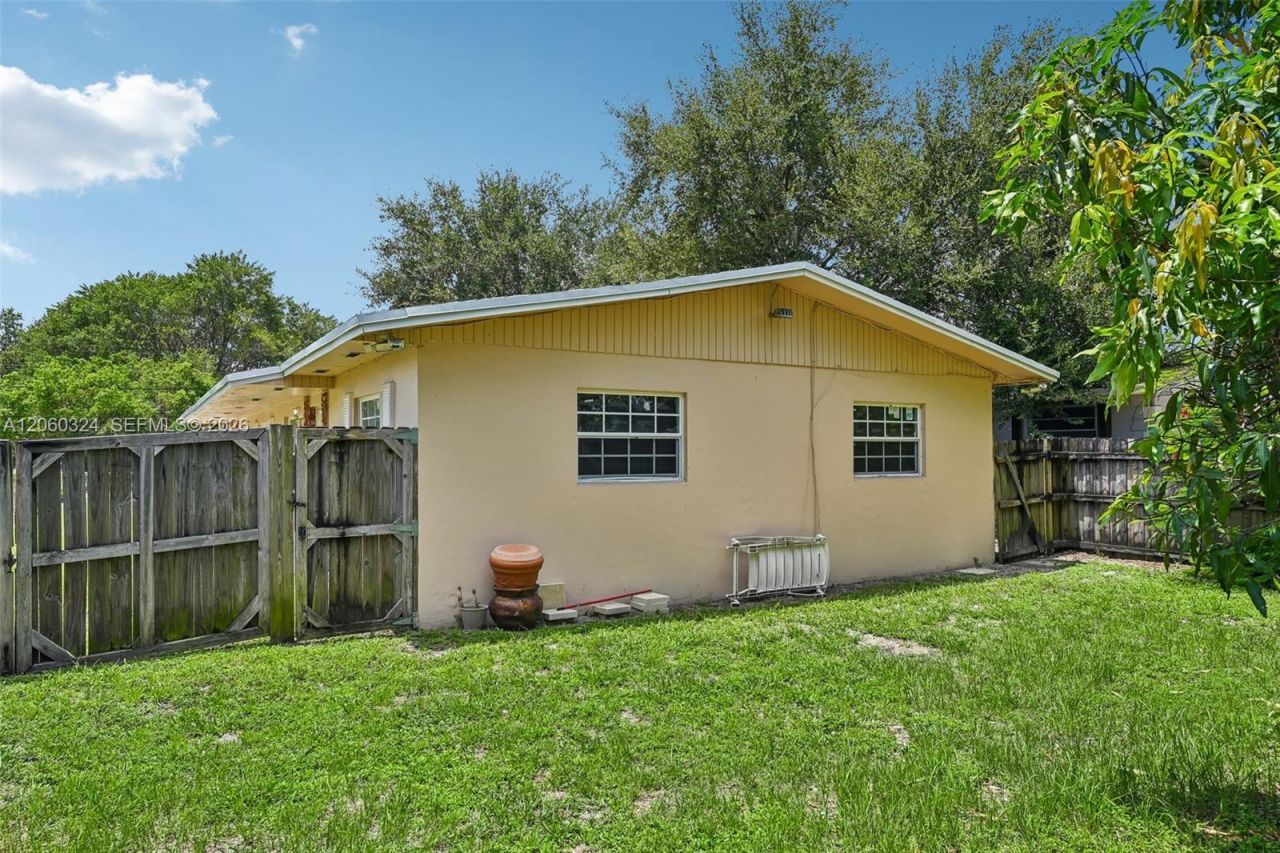 2137 NW 99th Ter, Miami, FL 33147 Photo