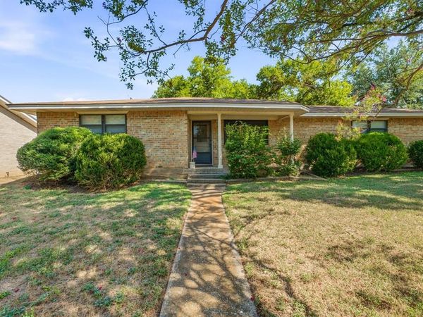 904 Spanish Trail Drive , Granbury, TX 76048