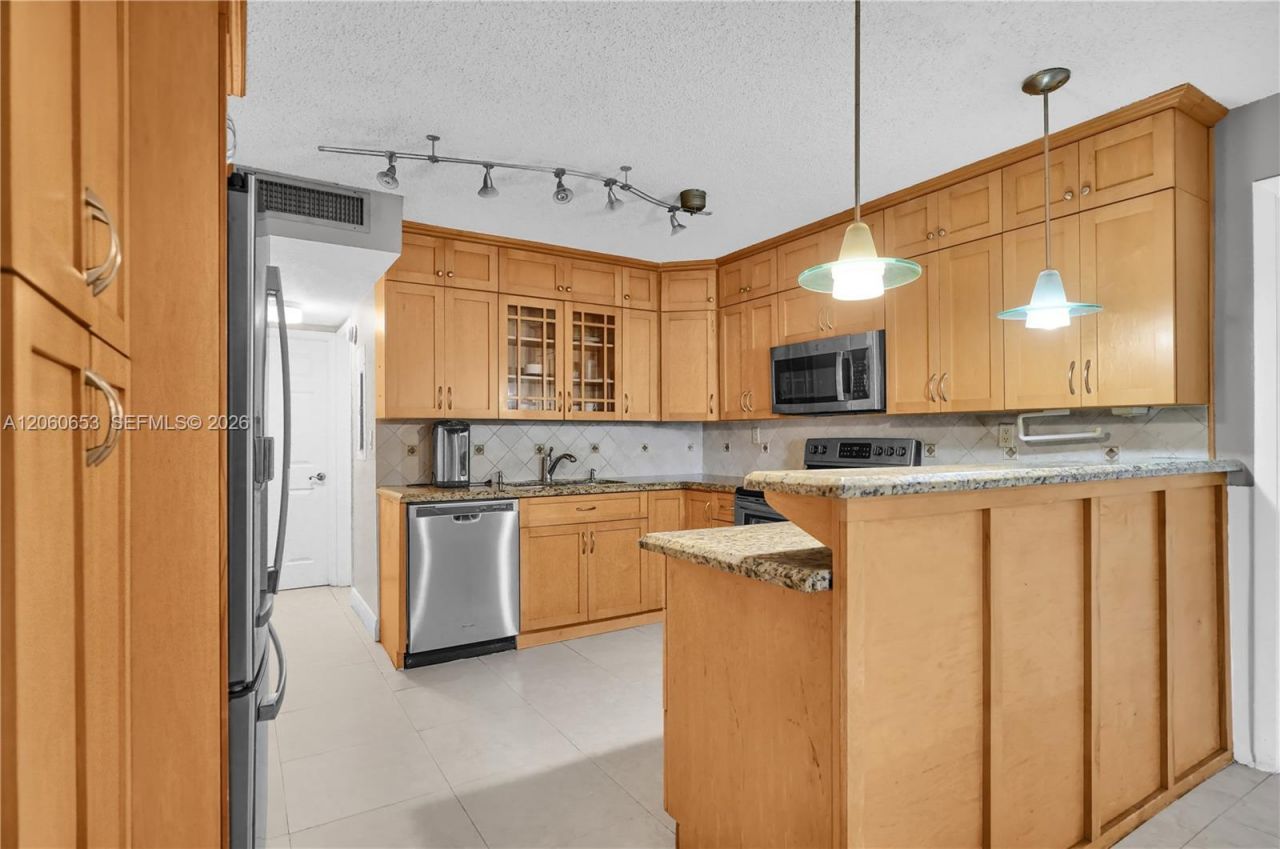 4011 N Meridian Ave, Unit 21, Miami Beach, FL 33140 Photo