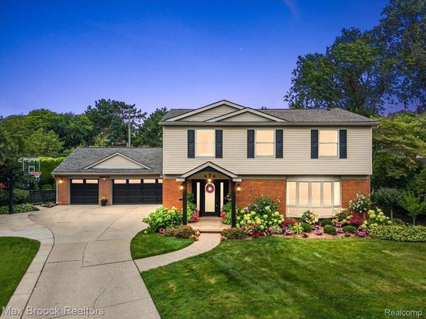 676 Peach Tree Lane, Grosse Pointe Woods, Mi 48236