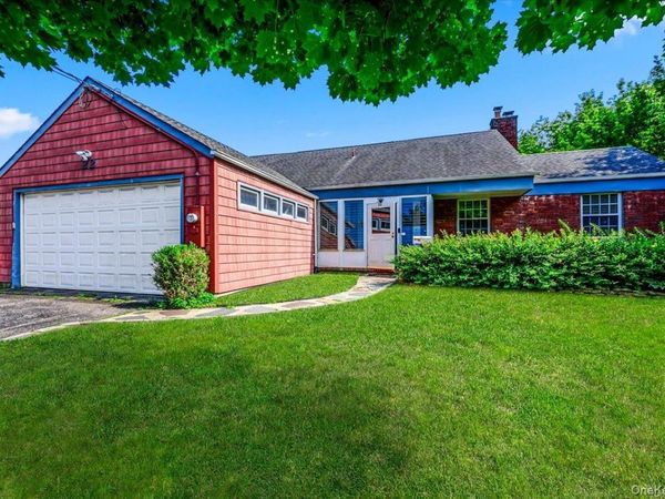 22 Manitton Court , Islip, NY 11751