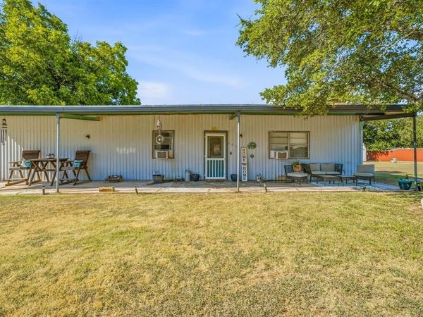 609 E Labadie Avenue, De Leon, TX 76444