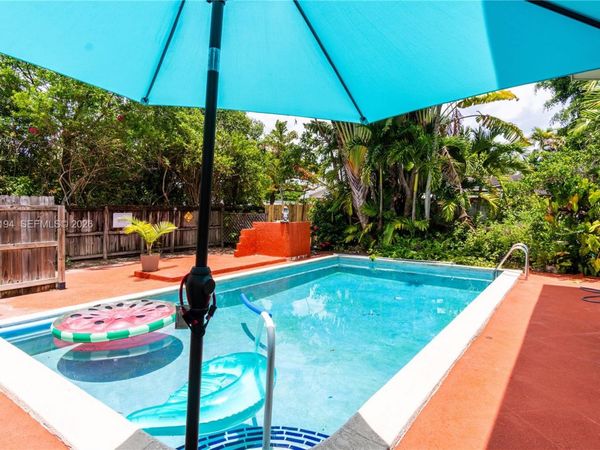 9920 Pan American Dr, Cutler Bay, FL 33189