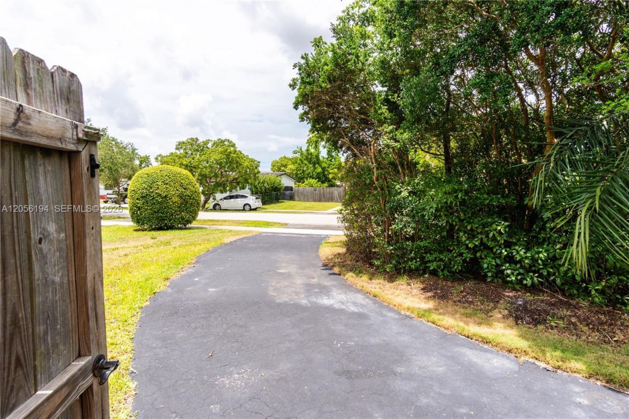 9920 Pan American Dr, Cutler Bay, FL 33189 Photo