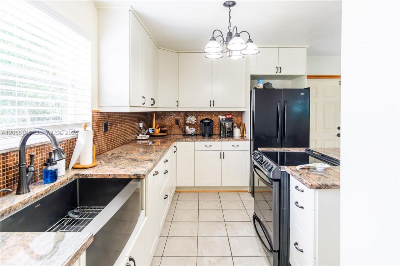 9920 Pan American Dr, Cutler Bay, FL 33189 Photo
