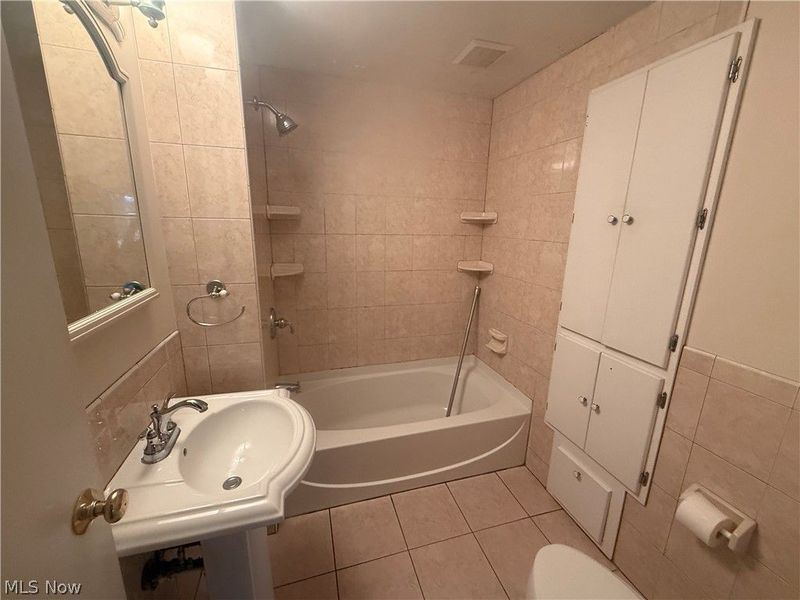 390 Oak Cliff Drive, Bay Village, OH 44140 Photo 11