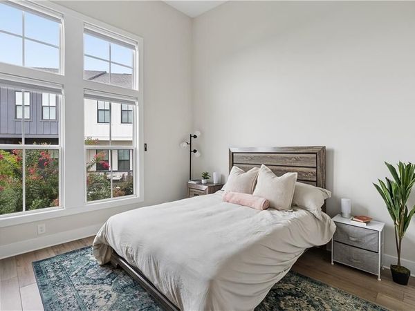 913 Brees Court , Atlanta, GA 30318