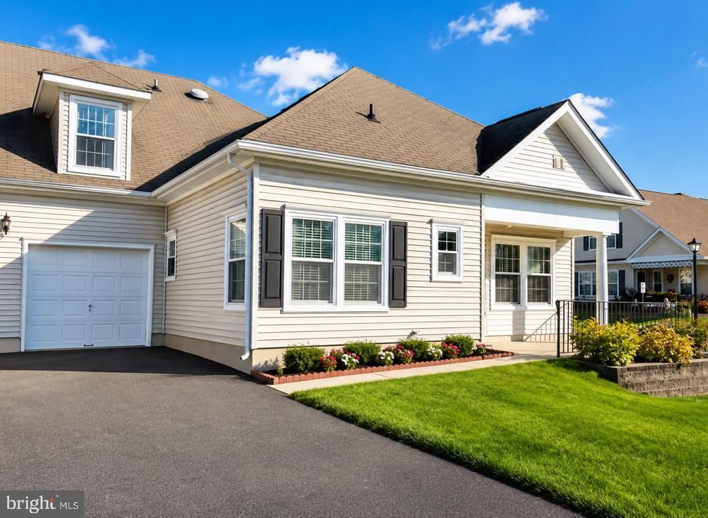 52 AVENROWE COURT, FAIRLESS HILLS, PA 19030