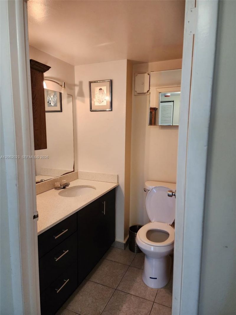250 180th Dr , Unit 301, Sunny Isles Beach, FL 33160 Photo