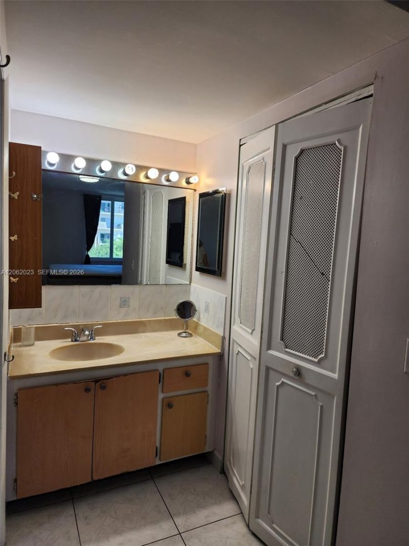 250 180th Dr , Unit 301, Sunny Isles Beach, FL 33160 Photo