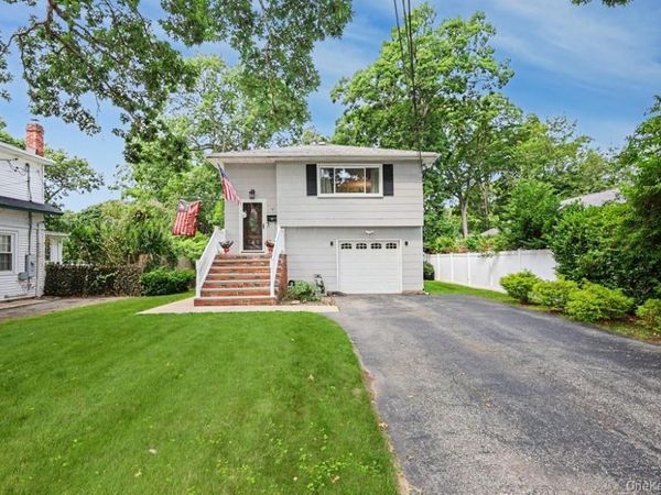 555 N Windsor Avenue , Brightwaters, NY 11718
