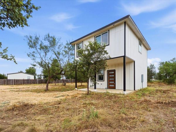 140 Lobo LN , Cedar Creek, TX 78612