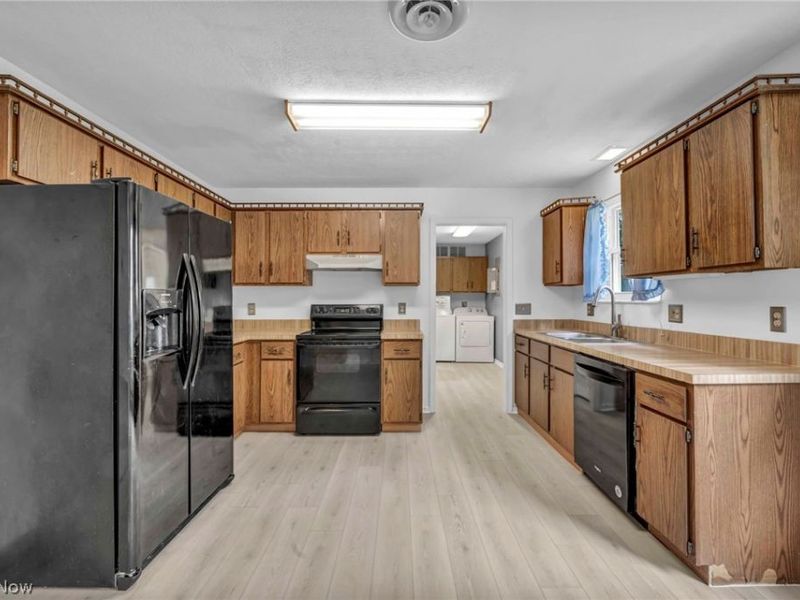 451 Greenwood Court, Elyria, OH 44035 Photo 4