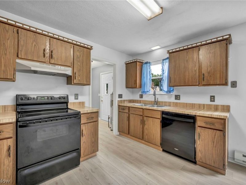 451 Greenwood Court, Elyria, OH 44035 Photo 8