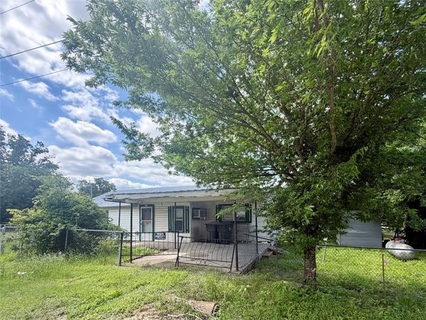 808 W Boundary ST, Giddings, TX 78942