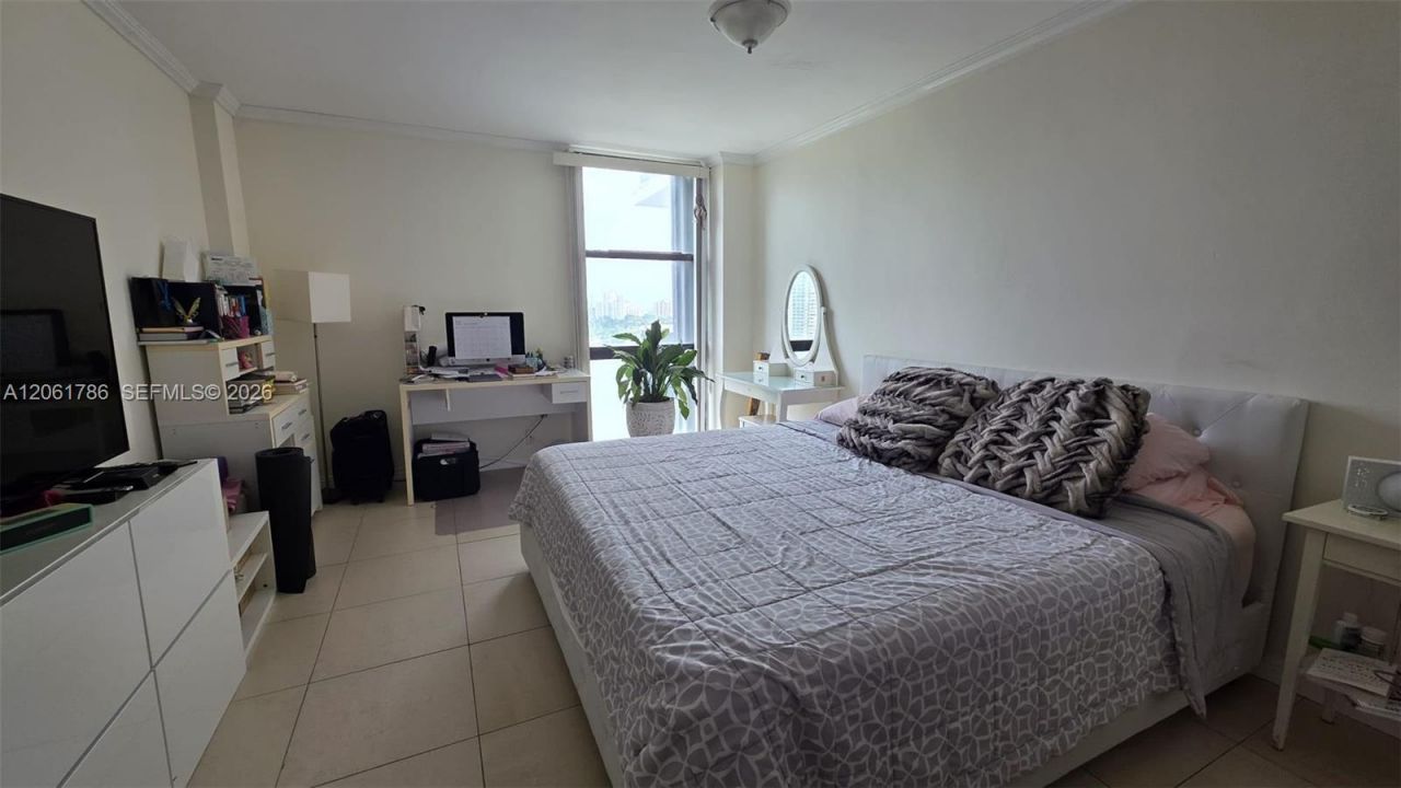 3675 N Country Club Dr, Unit 1504, Aventura, FL 33180 Photo