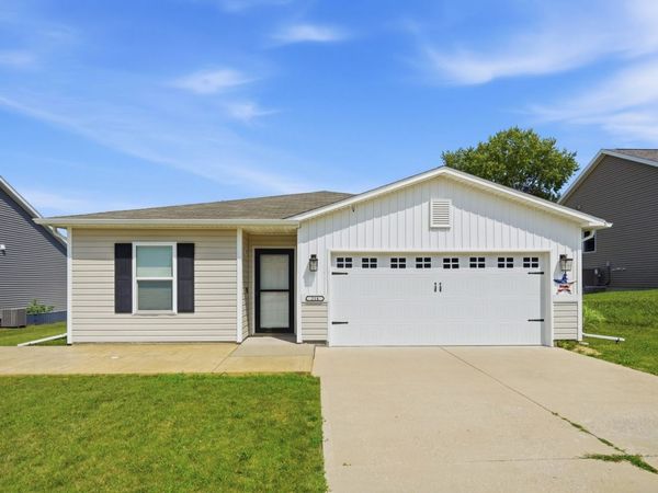 214 14th Avenue , De Witt, IA 52742
