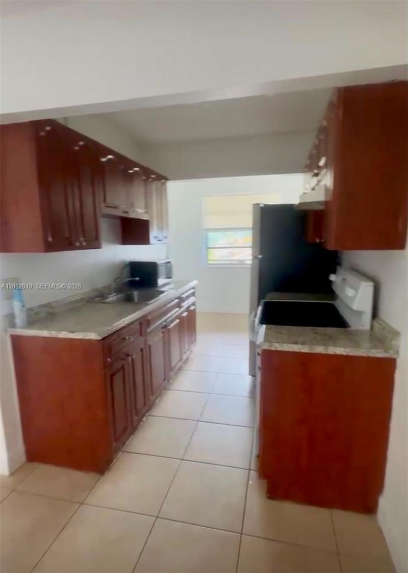 1100 NE 1st Ct, Unit 308, Hallandale Beach, FL 33009 Photo
