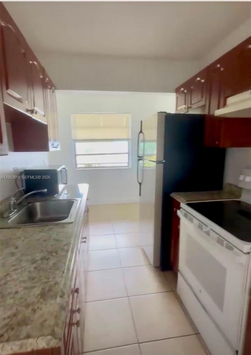 1100 NE 1st Ct, Unit 308, Hallandale Beach, FL 33009 Photo