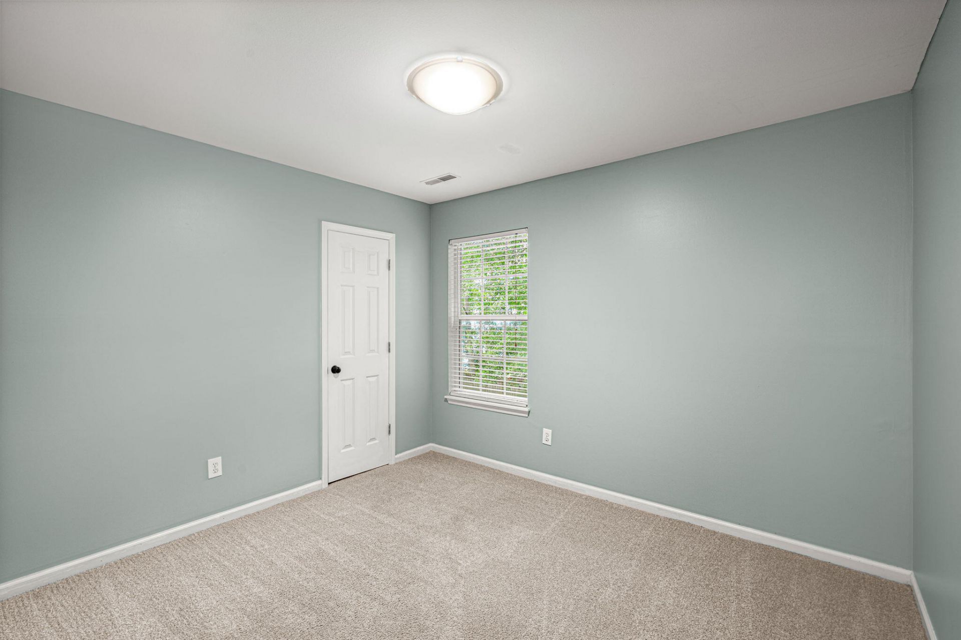 109 Evesham Drive Photo 32