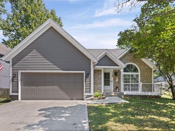1126 E Charlotte Town Road, Olathe, KS 66061