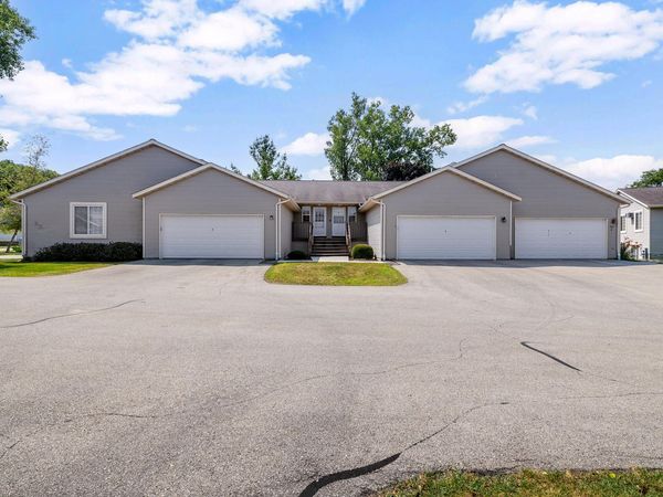 517 Slinger Rd, Unit J-2, Slinger, WI 53086