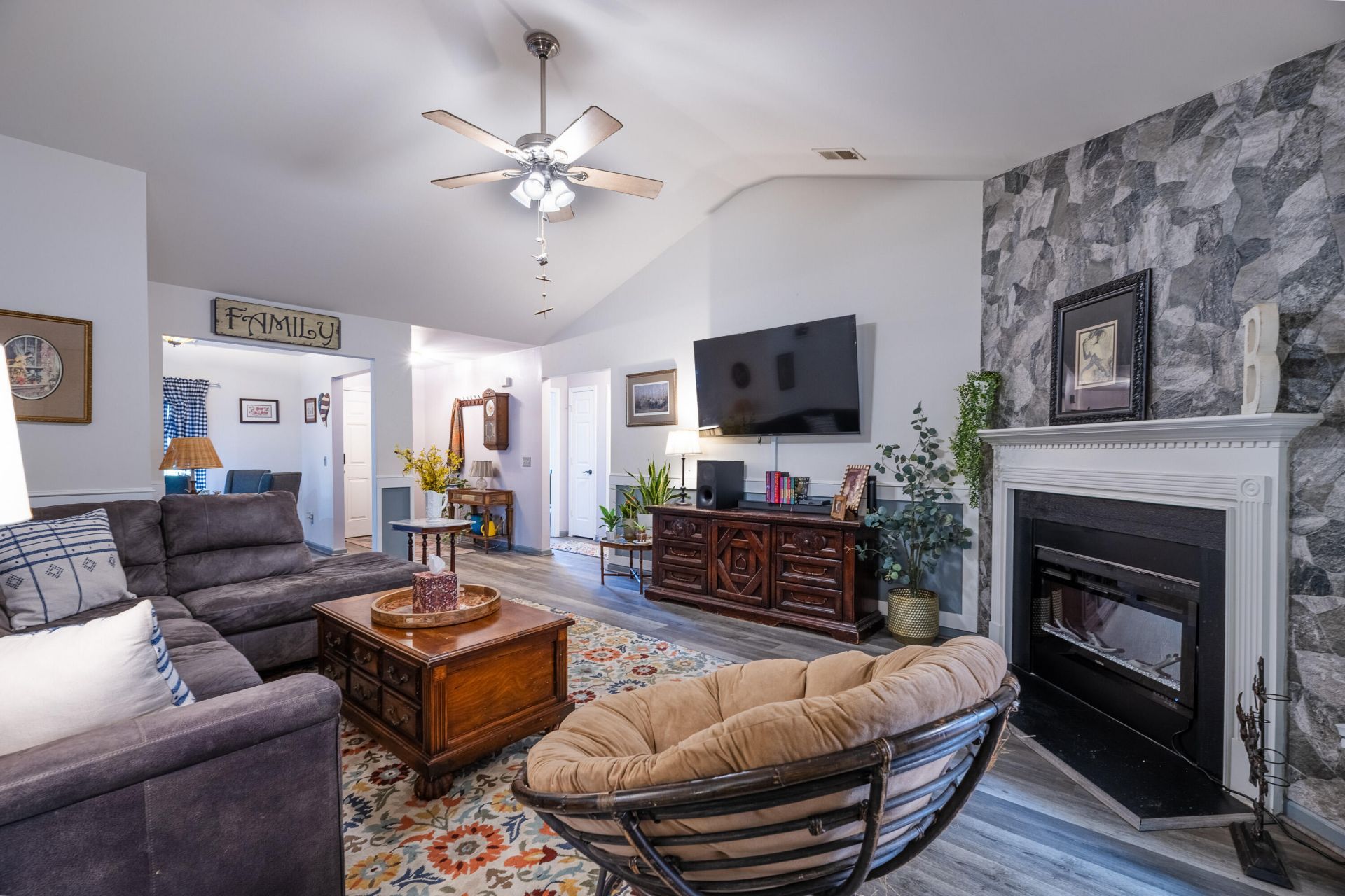 270 Avonshire Drive Photo 6