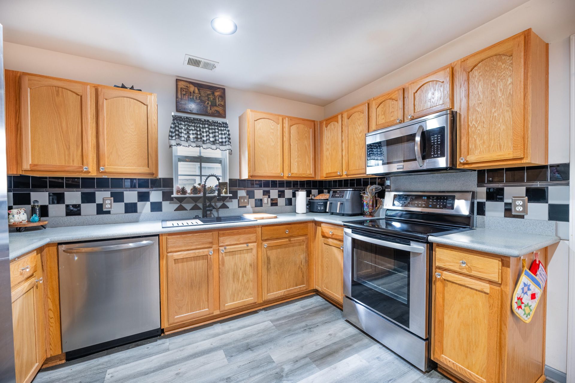 270 Avonshire Drive Photo 9