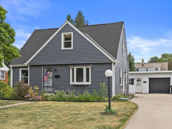 725 Oak St, South Milwaukee, WI 53172