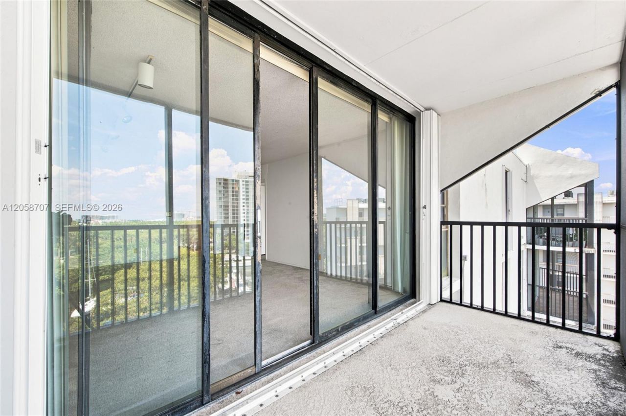3401 N Country Club Dr , Unit 804, Aventura, FL 33180 Photo