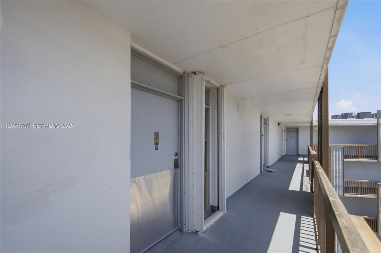 3401 N Country Club Dr , Unit 804, Aventura, FL 33180 Photo