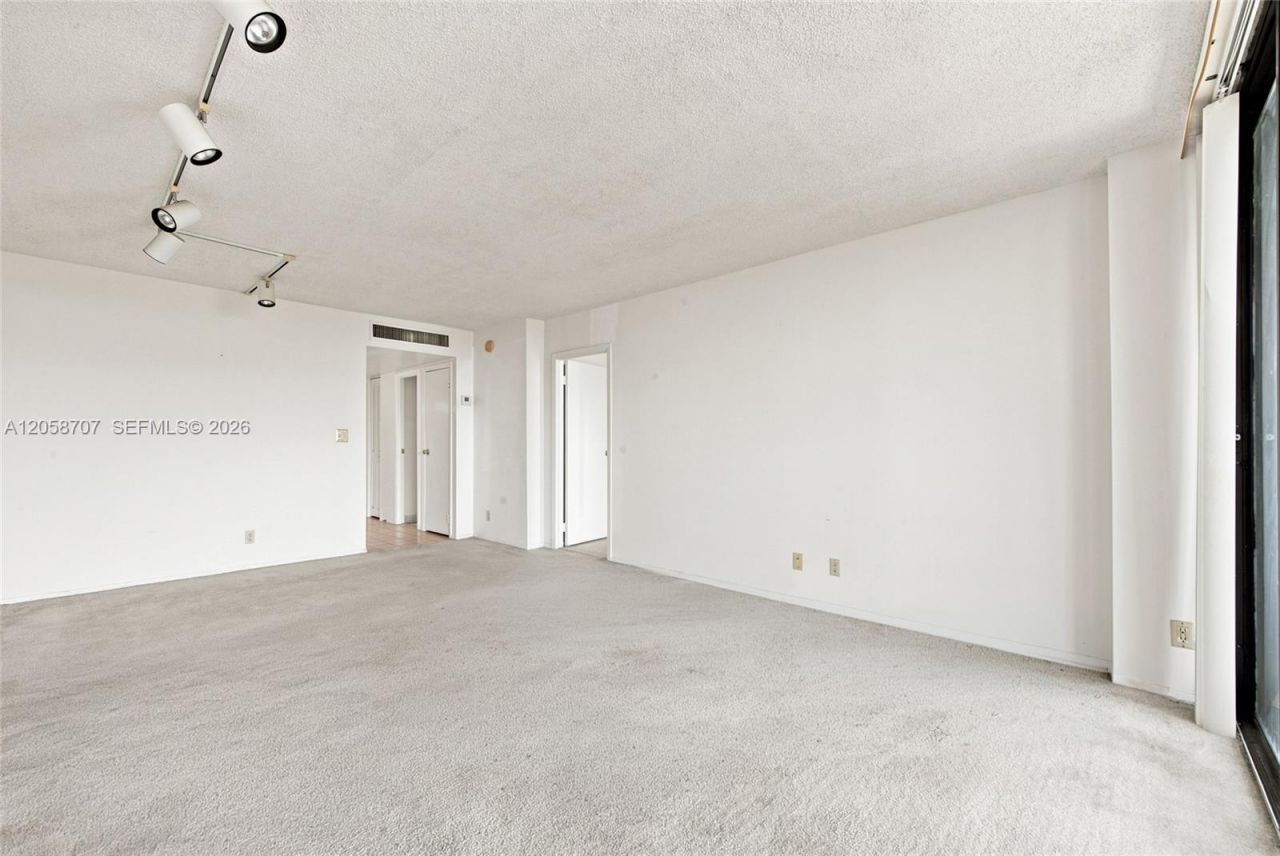 3401 N Country Club Dr , Unit 804, Aventura, FL 33180 Photo