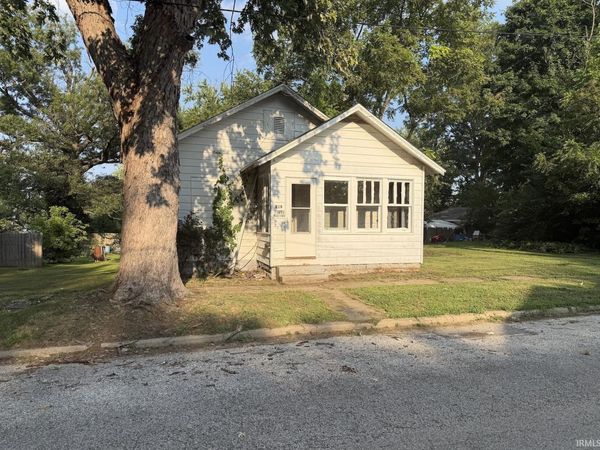 218 S Madison Street, Oakland City, IN 47660