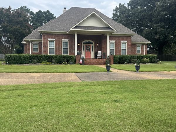 2498 S Laurelwood Ln., Tupelo, MS 38801