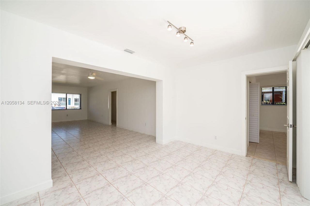 2340 SW 16th St , Miami, FL 33145 Photo