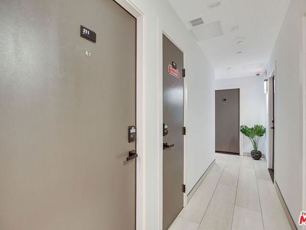 946 S Ridgeley Drive, Unit 211, Los Angeles, CA 90036