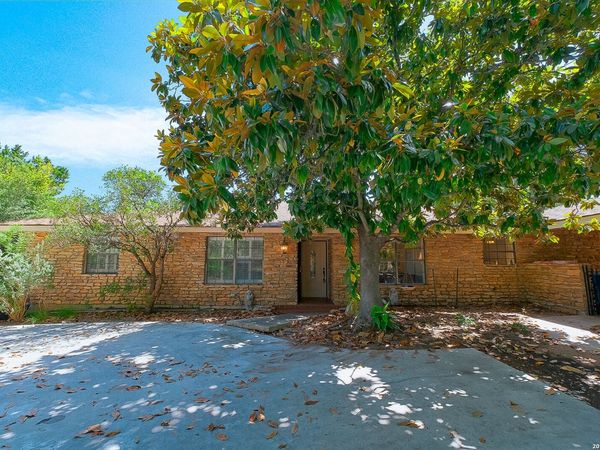 104 BRAEBURN CIR, Kerrville, TX 78028