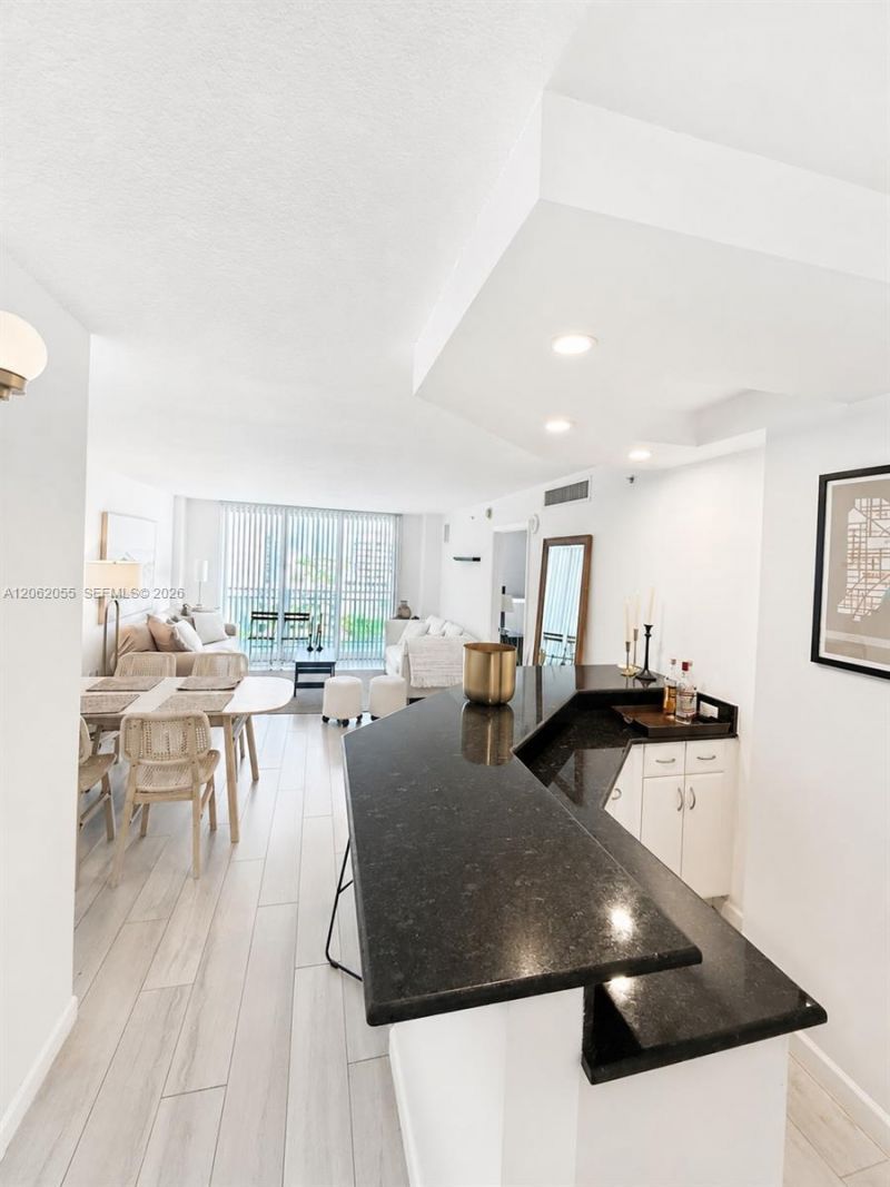 6917 Collins Ave, Unit 1026, Miami Beach, FL 33141 Photo