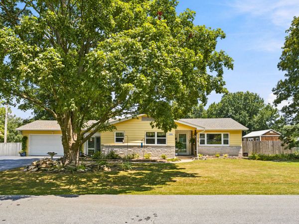 1306 Porter Avenue , Aurora, MO 65605