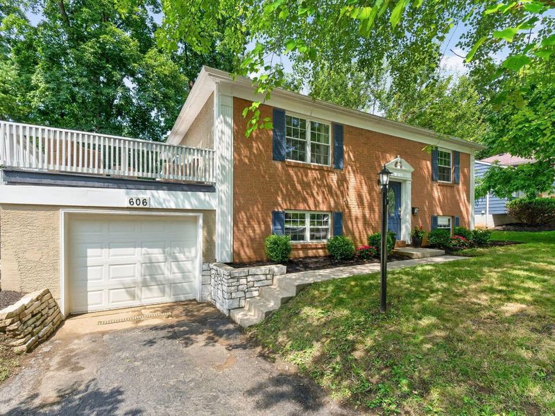606 Woodsfield Drive, Columbus, OH 43214 Photo 2
