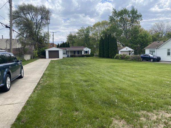 8060 S Lenore Avenue, Dearborn Heights, MI 48127