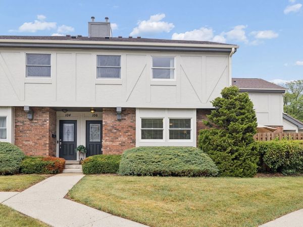 106 Queens Cove, Unit 106, Barrington, IL 60010